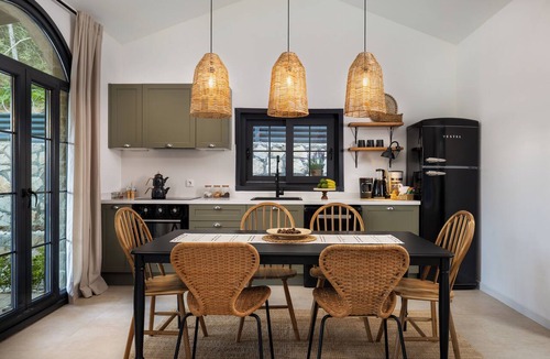 Geyve House | The Boho Geyve | Isıtmalı Havuzlu & Şömineli Tatil Evi