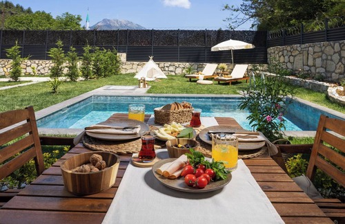 Geyve House | The Boho Geyve | Isıtmalı Havuzlu & Şömineli Tatil Evi