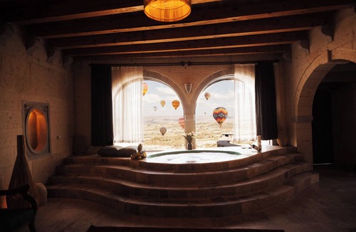 Uchisar Apartment | The Skyfall Jacuzzi Suite with Balloon View and Terrace 302