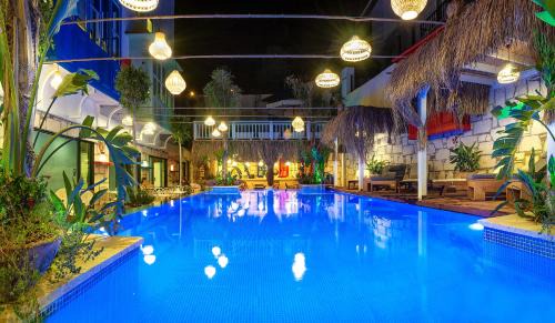Kusadasi City Centre Hotel | TNR Otel & Spa