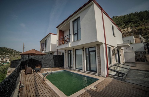 Avlana Villa | Villa Begonvilnözel havuzlu lüks villa,özel bahçe ve veranda , açık alanda masa,