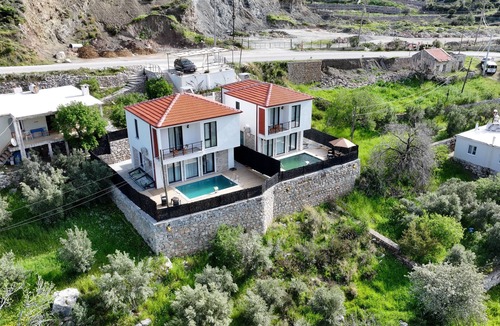 Avlana Villa | Villa Begonvilnözel havuzlu lüks villa,özel bahçe ve veranda , açık alanda masa,