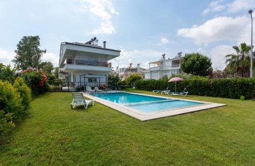 Bogazkent Villa | Villa Olinda 4BR Family Triplex & Shared Pool