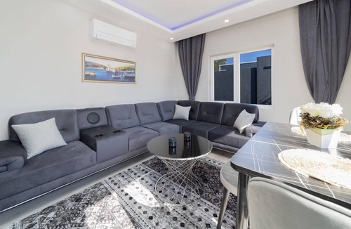 Kepez Apartment | Villa with Pool and Backyard in Kepez