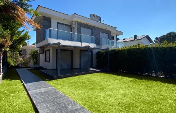 3- Bedroom Villa with Large Garden 600m to Beach in Çeşme