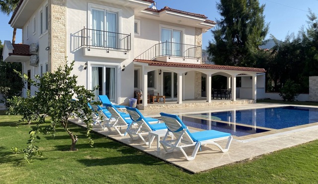 4 Bedroom Luxury Villa with Private Garden and Heated Pool in Dalyan