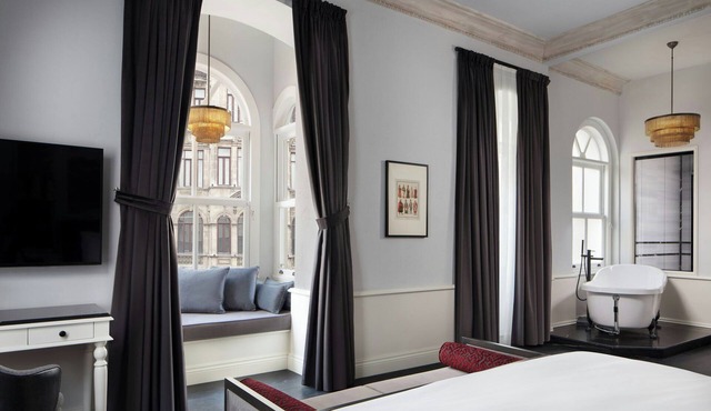 Adahan DeCamondo Pera, Autograph Collection in Istanbul
