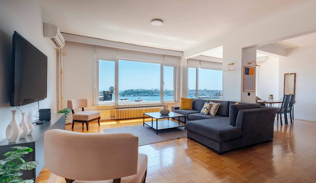 Bosphorus Panorama – Luxury 5BR Apartment with Balcony & AC in İstanbul