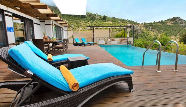 Contemprorary 205 m2 Villa and 135 m2 wooden deck around pool