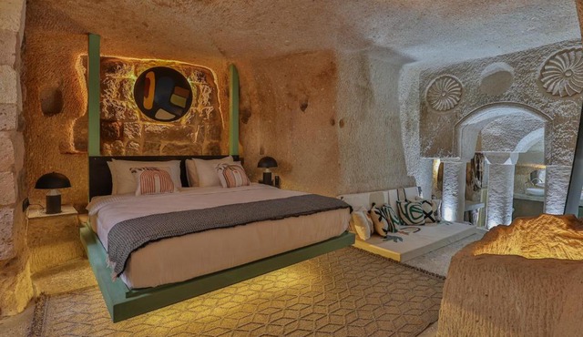Eka Cave Maison -Piscines troglodytes noires- Famille Franco-Turque in Nevşehir