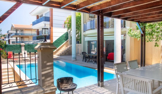 Enchanting Villa with Backyard in Cesme near Beach