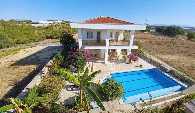 Fully equipped villa with a private pool, hot tub, garden, and fireplace in the mountains in alanya