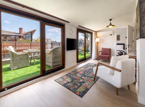 Huge Balcony Taksim Rooftop Apt At Monnas Suite