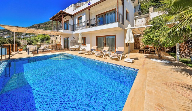 Kalkan Merkezde sırtını yeşil doğaya dayamış Villa Değerli. in Antalya