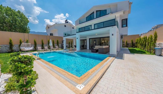 Luxury 4-Bed Villa with private pool and Jacuzzi in Ovacik