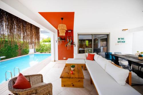 Luxury Vacation Seaside Villa with Privacy in Çeşme