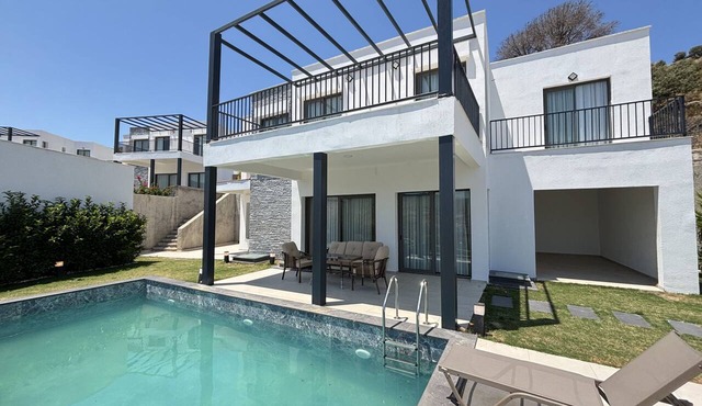 Modern 5BR Villa | Private Pool & Stunning Views
