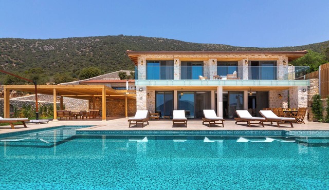 Seaside and private beach villa for 12 people in Antalya
