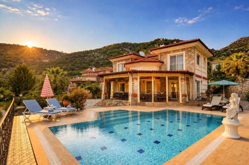 Spacious 4 BR Villa with Private Pool and Unlimited WiFi Fethiye in Fethiye