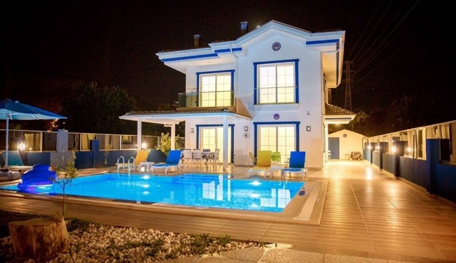 Villa Fenerbahçe sleeps 9 with private Annex