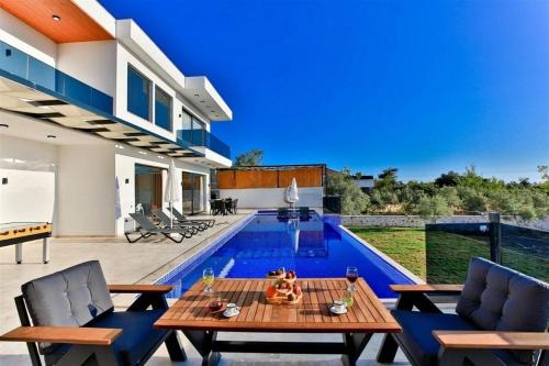 Villa Olivet-Kalkan- Huge Private Pool and lovely garden-Jakuzzies-Sauna-Turkish Hamam in Kas
