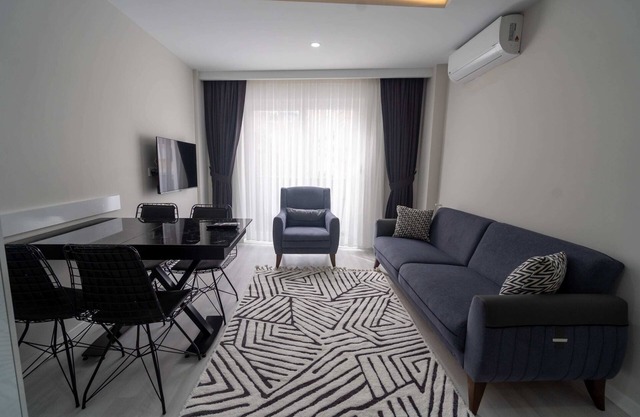 Apartment with Balcony Close to Beach in Muratpasa
