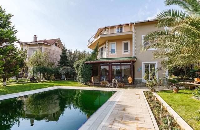 Charming Villa with Pool and Garden in Gebze