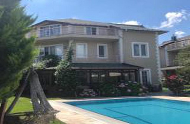 Charming Villa with Private Pool and Garden in Gebze