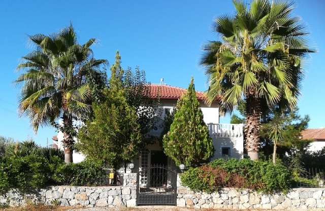 Spacious & Private 5 Bedroomed Villa With Pool + Hot tub