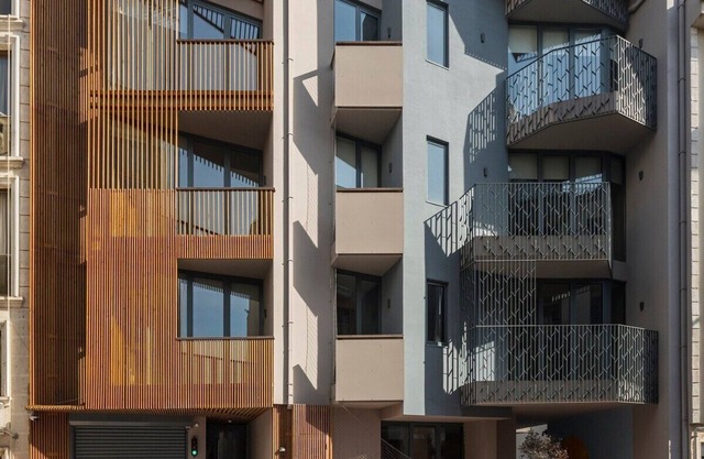 This apartment is a 2 bedroom(s), 2 bathrooms, located in Beyoğlu, İstanbul.