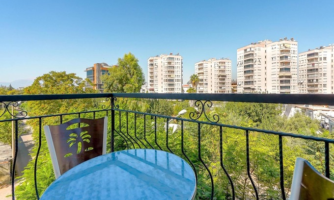 Kaleici Apartment | Comfy Flat with Balcony 10 min to Hadrian Gates