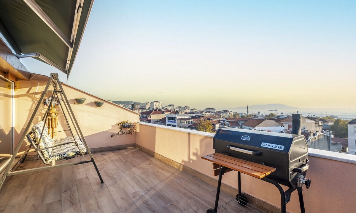Maltepe Apartment | Sea View Sleek Flat near Transportation in Maltepe