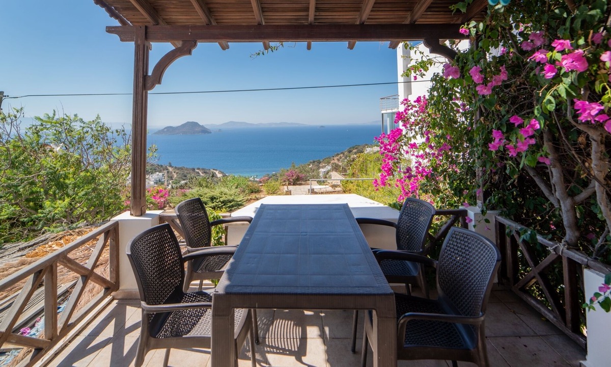 Dagbelen Villa | Stunning Sea View Villa w Garden, 5 min to Beach