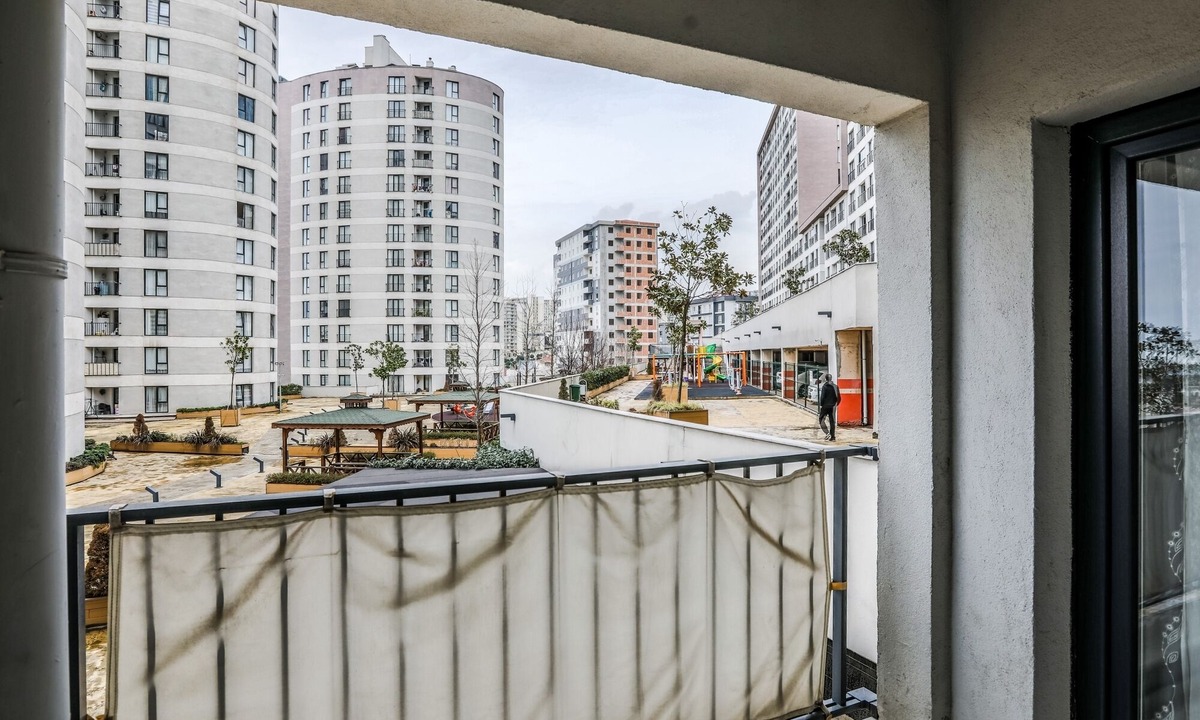 Pendik District Apartment | Sleek Flat with Tuzla Balcony