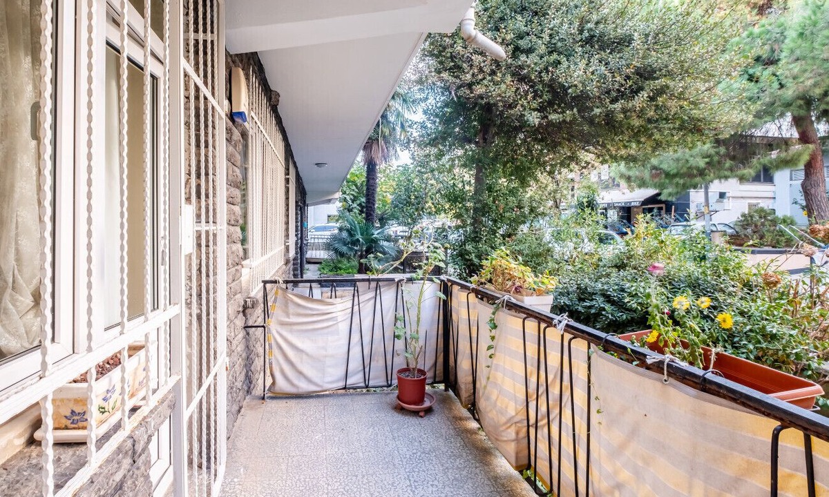 Caddebostan Mahallesi Apartment | Chic Flat with Balcony Close to Caddebostan Shore