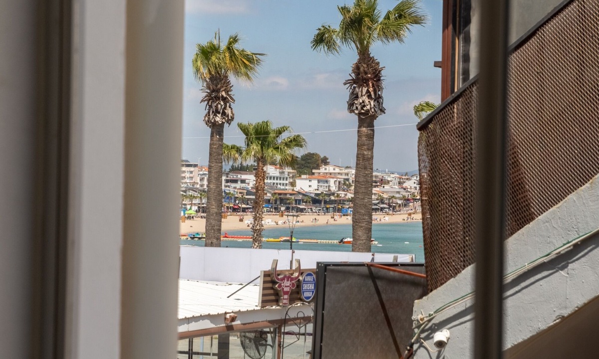 Camlık Mahallesi Apartment | Spacious and Furnished Flat Next to Beach in Didim
