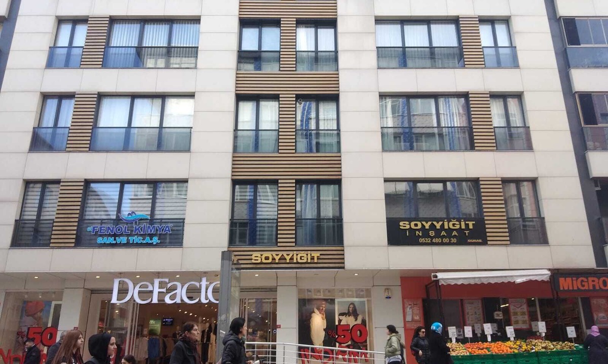 Kucukcekmece Apartment | Merkezi konumda çarşının tam üstünde ulaşımı kolay modern daire