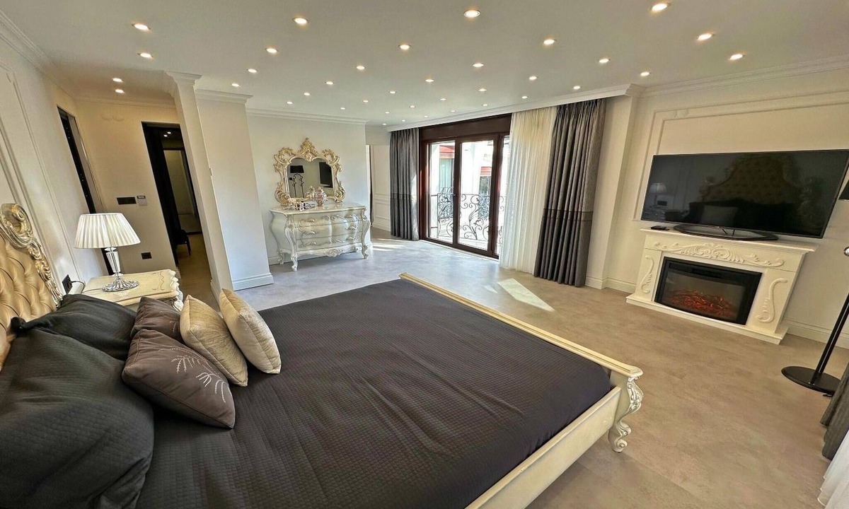 Beylikduzu Villa | 6-room Villa with Private Pool and Garden