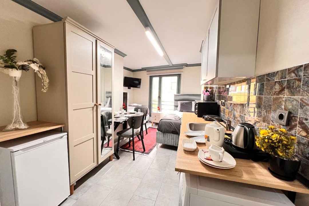 Kumkapi Apartment | Central Comfort Bright Studio