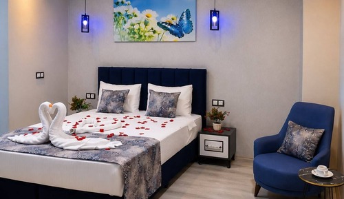 DOUBLE ROOM