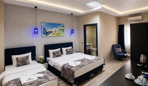 TWIN ROOM