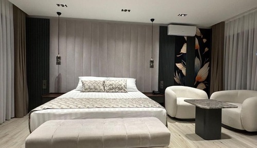 Deluxe Pool View Room