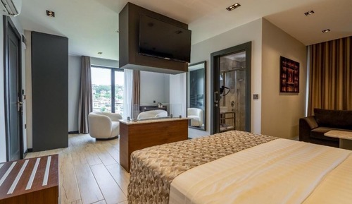 Grand Deluxe Nature View Room with Balcony and Fireplace