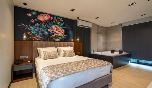 Premium Jacuzzi Room with Fireplace