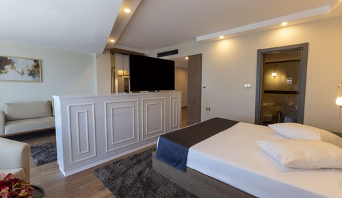 Queen Deluxe Room