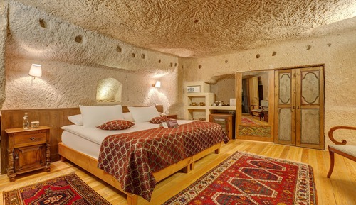 Deluxe Cave Room