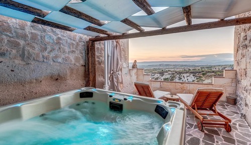Royal Suite with Outdoor Hot Tub and Fireplace