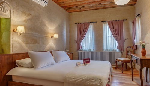 Royal Queen Suite with Outdoor Hot Tub and Fireplace
