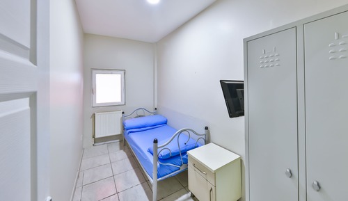 Elite Single Room, Men only
