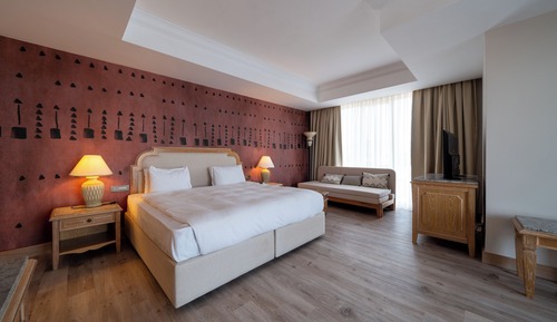 Main Building Deluxe Suite Land View